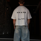 T-shirt N°05 porté de dos, coupe boxy oversized, avec un jean wide leg