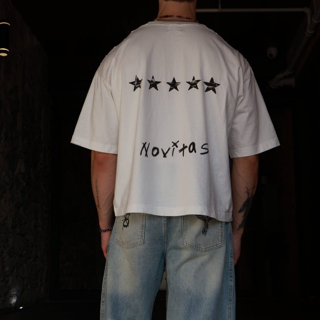 Anchor Jean porté avec le t-shirt N°05 : coupe wide leg, délavage clair, broderie sur la poche arrière